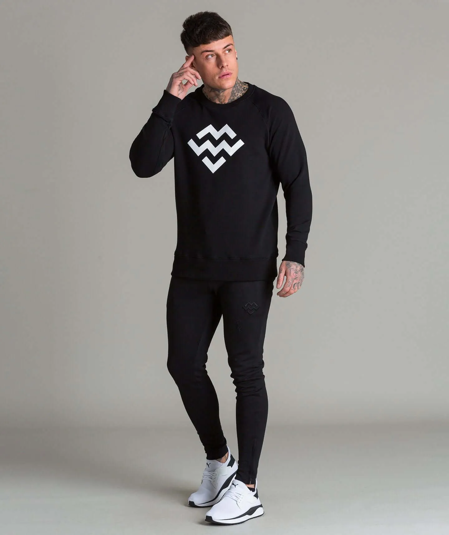 Pursuit Logo Crew Neck (Black/White)